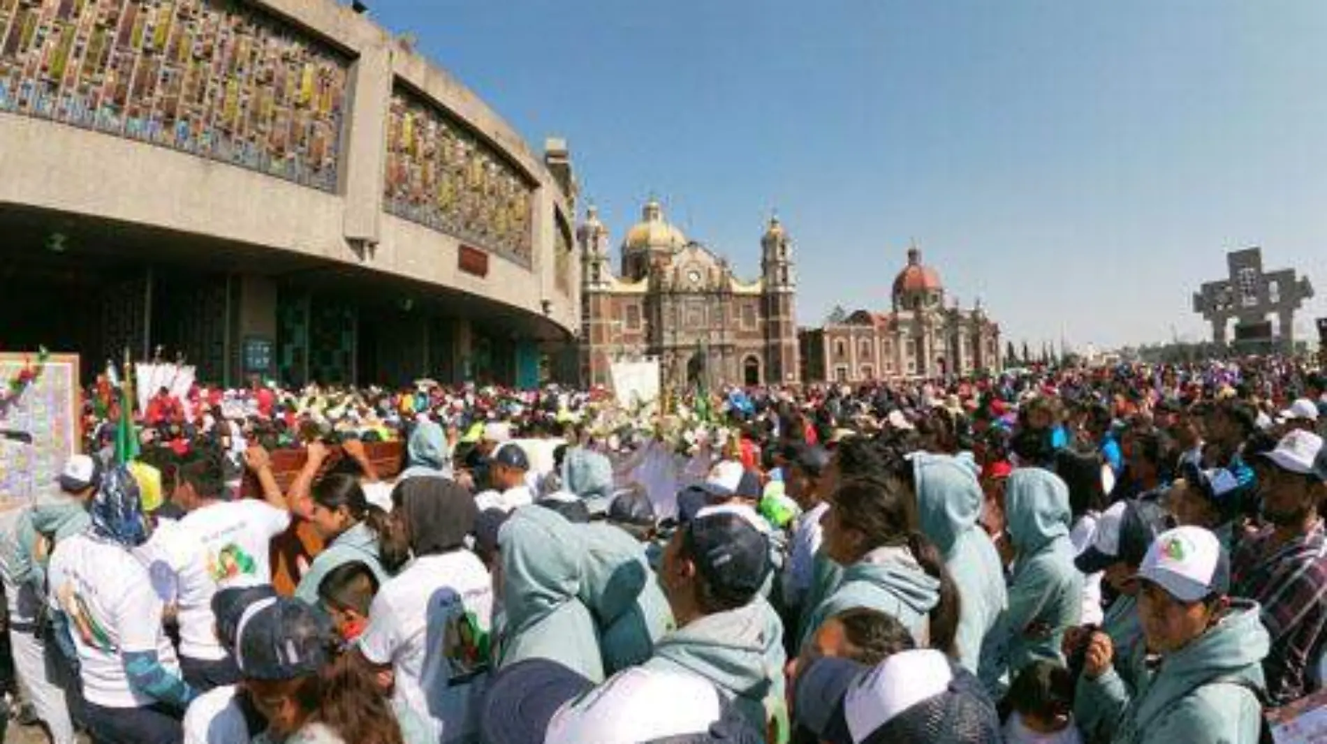 Peregrinos entonan gozosos las mañanitas a la Morenita del Tepeyac